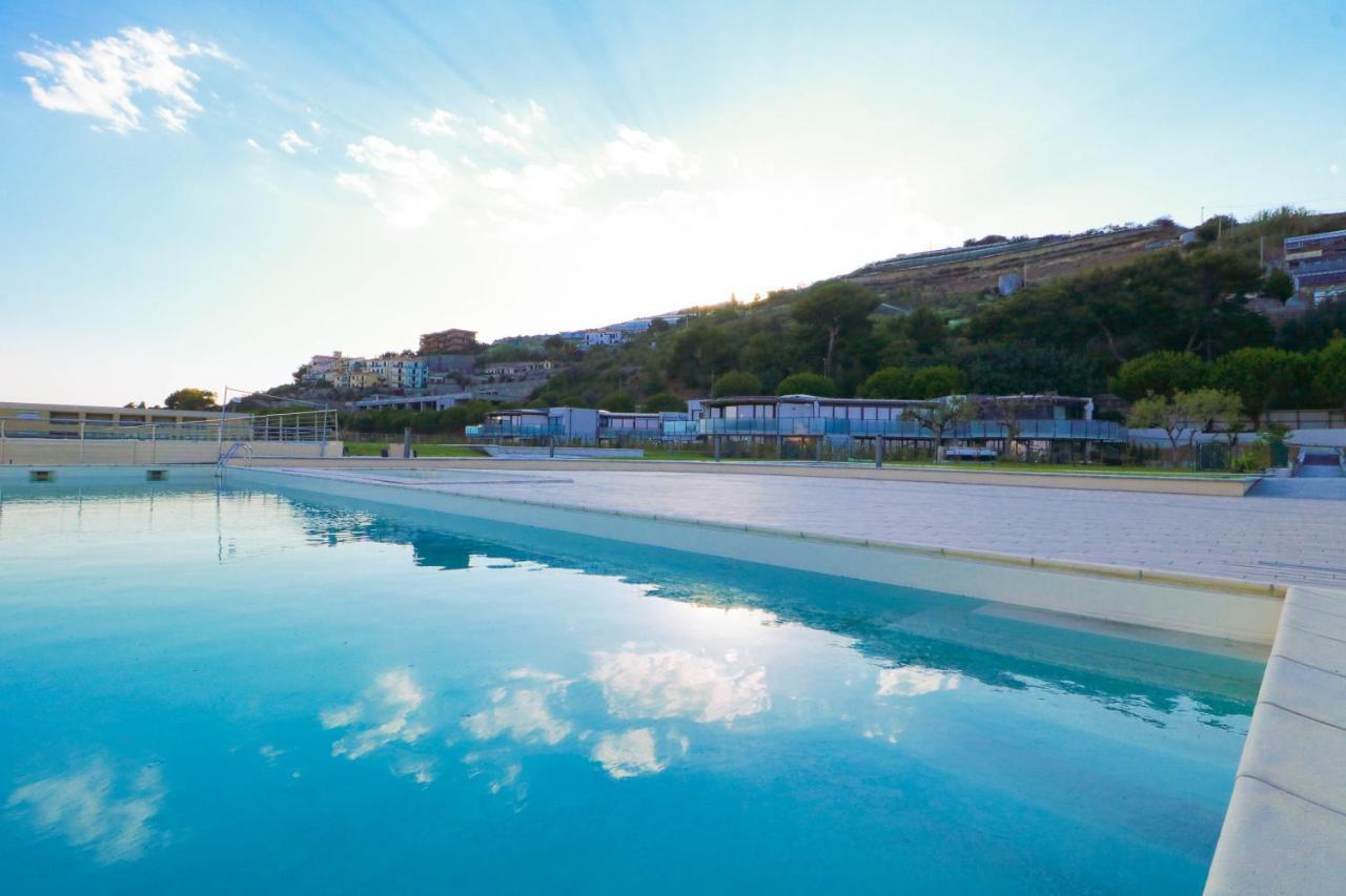 H11 Luxury 9A - Porto - Piscina - Jacuzzi Apartment Santo Stefano al Mare Ngoại thất bức ảnh